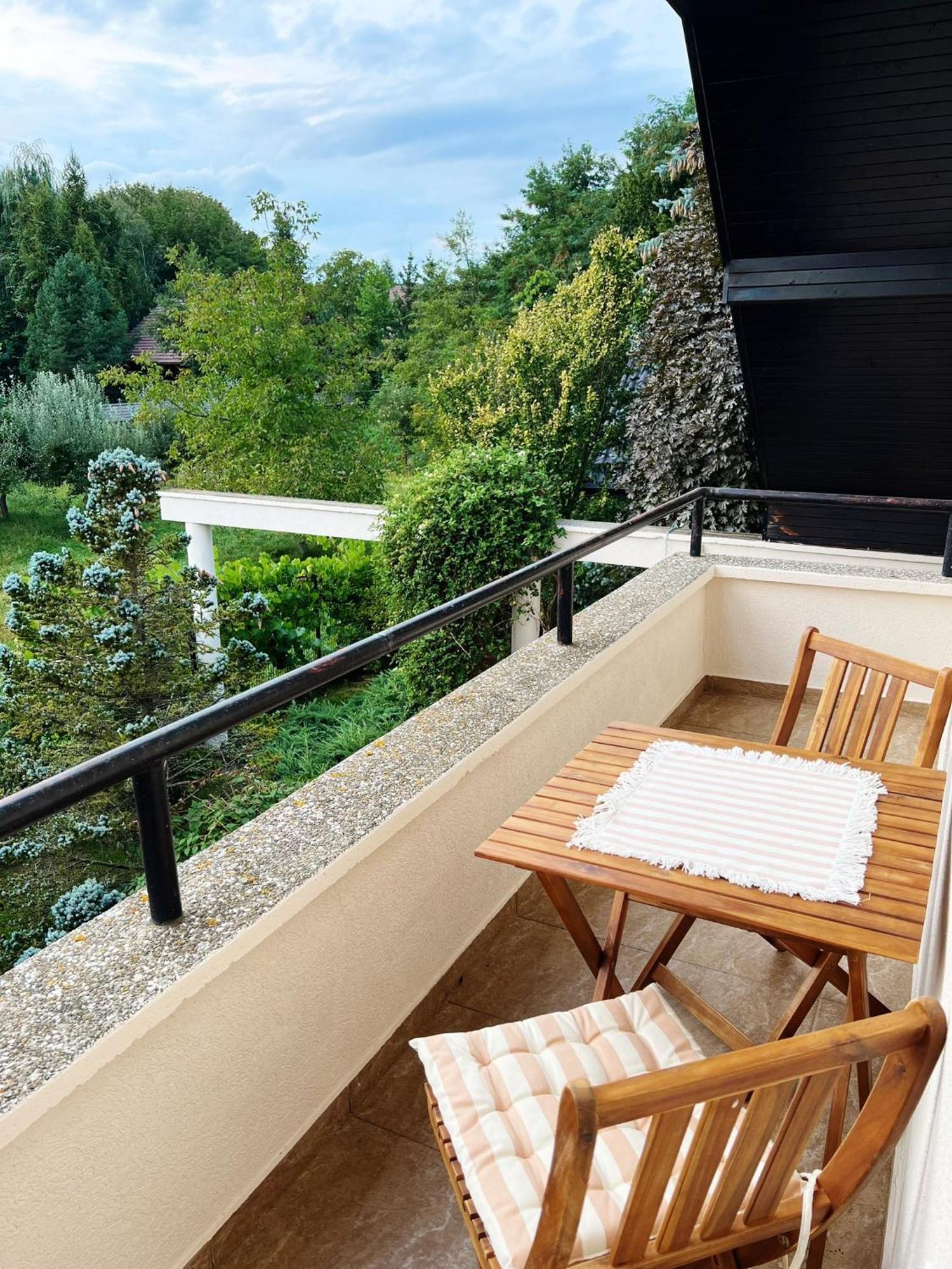 Villa Evie'S Tree House Dragomirna Exterior foto